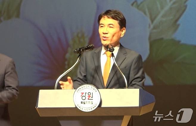 김진태 강원특별자치도지사가 15일 춘천문화예술회관에서 열린 '제80주년 광복절 경축식'에 참석해 발언하고 있다. (강원특별자치도 제공. 재판매 및 DB금지) 2025.8.15/뉴스1