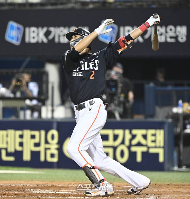 한화 심우준이 서울 잠실구장에서 열린 2025 KBO리그 두산과 경기 9회초 2사 좌월홈런을 날리고 있다. 잠실 | 최승섭기자 thunder@sportsseoul.com
