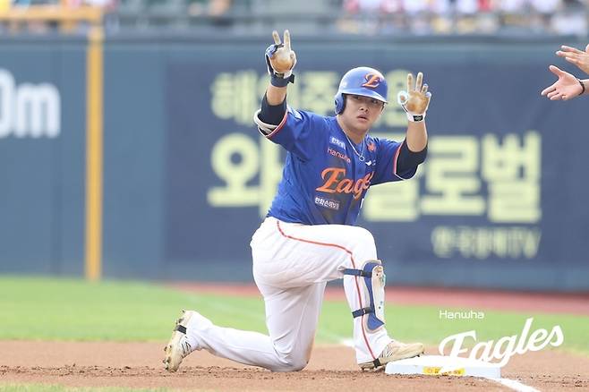 문현빈이 안타를 친 후 세리머니를 하고 있다. 사진 | 한화 이글스