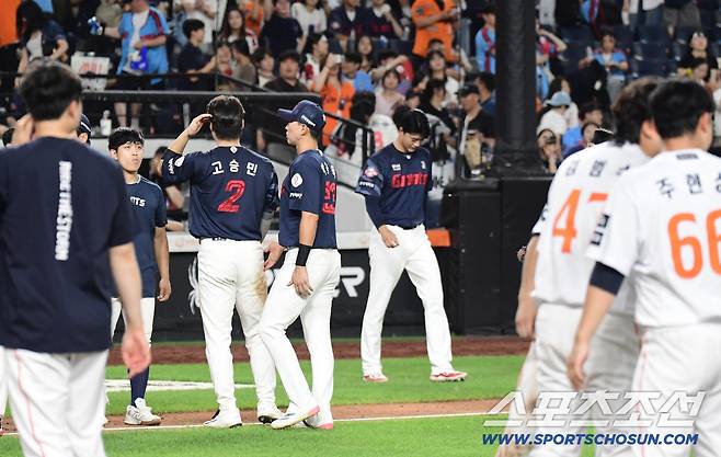 14일 대전 한화생명 볼파크에서 열린 한화와 롯데의 경기. 11회말 한화 이원석의 끝내기 볼넷으로 한화가 승리했다. 경기 종료 후 그라운드를 나서는 롯데 선수들. 대전=송정헌 기자songs@sportschosun.com/2025.08.14/