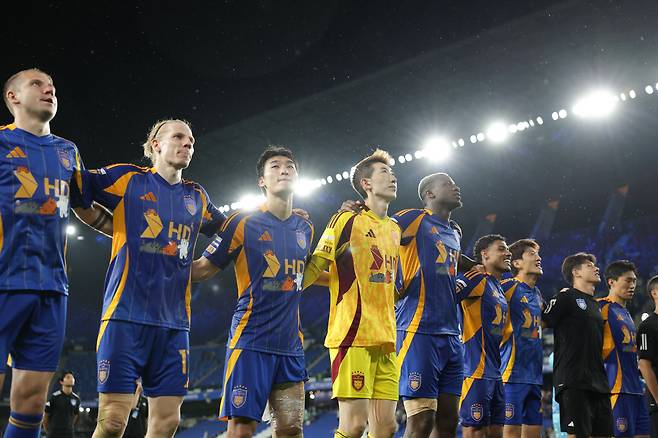 Ulsan Munsu Soccer Stadium/ K League 1/ Ulsan HDFC VS Jeju SKFC/ Ulsan Rubicson, Cho Hyun -taek, Cho Hyun -woo, Malcolm, Eric, Lee Cheong -yong/ Victory Ceremony/ Photo