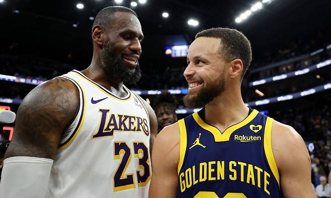 르브론 제임스와 스테판 커리. AP연합