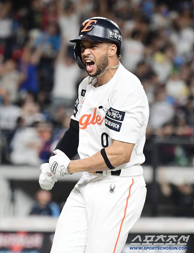 14일 대전 한화생명 볼파크에서 열린 한화와 롯데의 경기. 9회말 롯데 김원중 상대 동점 솔로홈런을 날린 한화 리베라토. 대전=송정헌 기자songs@sportschosun.com/2025.08.14/