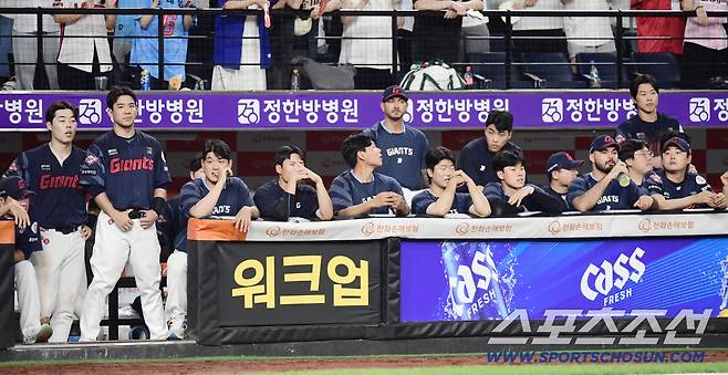 경기를 지켜보는 롯데 선수들.