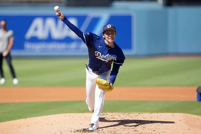 Aug 8, 2025; Los Angeles, California, USA; Los Angeles Dodgers pitcher Roki Sasaki (11) throws before the game against the Toronto Blue Jays at Dodger Stadium. Mandatory Credit: Kirby Lee-Imagn Images







<저작권자(c) 연합뉴스, 무단 전재-재배포, AI 학습 및 활용 금지>