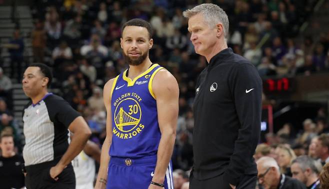 스테판 커리(왼쪽)와 스티브 커 감독. AP연합