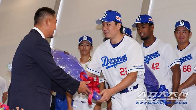 나카타는 니혼햄에서 시작해 요미우리를 거쳐 2024년 주니치 유니폼을 입었다. 주니치 팀 동료들이 나카타에게 꽃다발을 전달하고 있다. 사진캡처=주니치 드래곤즈 SNS
