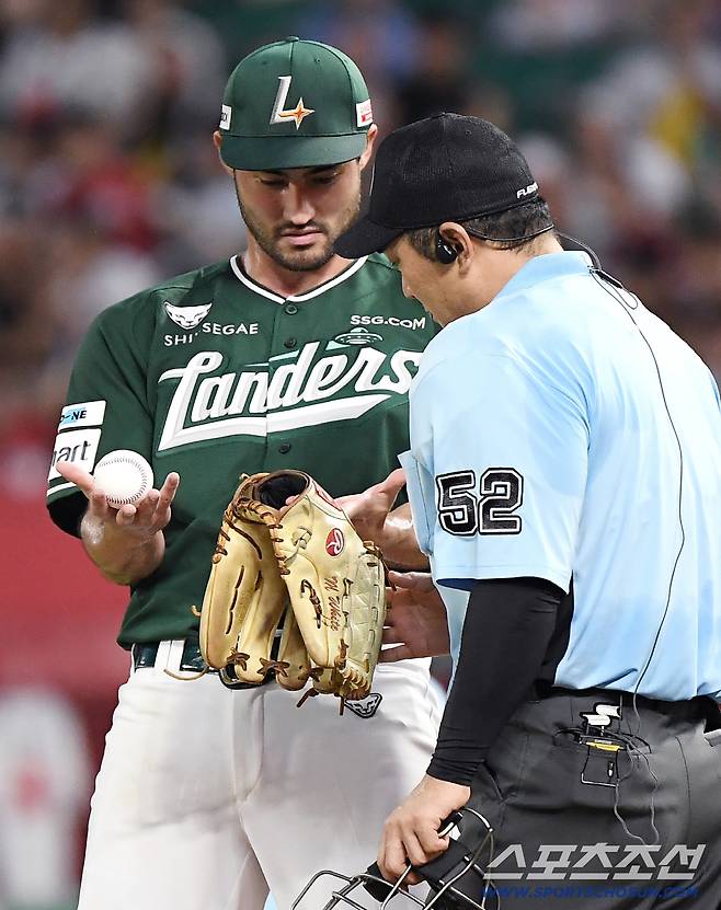 15일 인천 SSG랜더스필드에서 LG-SSG전. 6회초 LG 염경엽 감독이 나와 주심에게 화이트의 부정투구 여부 검사를 요청했다. 주심이 화이트의 손과 글러브를 살펴보고 있다. 인천=정재근 기자 cjg@sportschosun.com/2025.8.15/