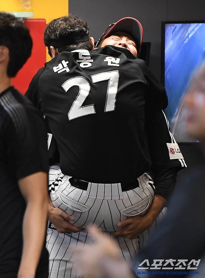 15일 인천 SSG랜더스필드에서 LG-SSG전. 8회초 2사 1, 2루 박동원이 역전 스리런포를 친 후 김광삼 코치의 품에 안기고 있다. 인천=정재근 기자 cjg@sportschosun.com/2025.8.15/