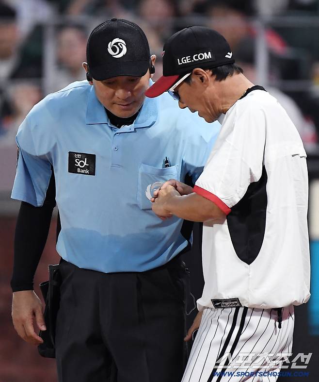 15일 인천 SSG랜더스필드에서 LG-SSG전. 6회초 LG 염경엽 감독이 나와 주심에게 화이트의 부정투구 여부 검사를 요청하고 있다. 인천=정재근 기자 cjg@sportschosun.com/2025.8.15/