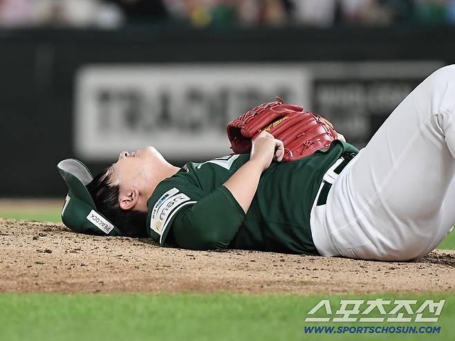 15일 인천 SSG랜더스필드에서 LG-SSG전. 7회초 1사 SSG 김민이 LG 구본혁의 강습타구에 맞아 쓰러져 있다. 인천=정재근 기자 cjg@sportschosun.com/2025.8.15/