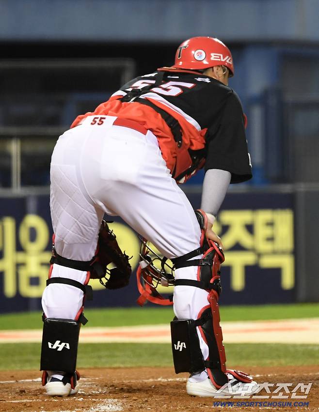 15일 잠실구장에서 열린 두산 베어스와 KIA 타이거즈의 경기. 9회말 2사 2루 KIA 포수 한준수가 송구 실책 후 자책하고 있다. 잠실=박재만 기자 pjm@sportschosun.com/2025.08.15/