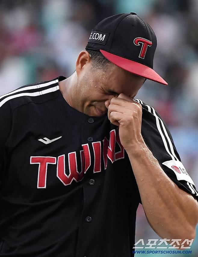 15일 인천 SSG랜더스필드에서 LG-SSG전. 4회말 만루 위기를 넘긴 치리노스가 땀을 닦고 있다. 인천=정재근 기자 cjg@sportschosun.com/2025.8.15/