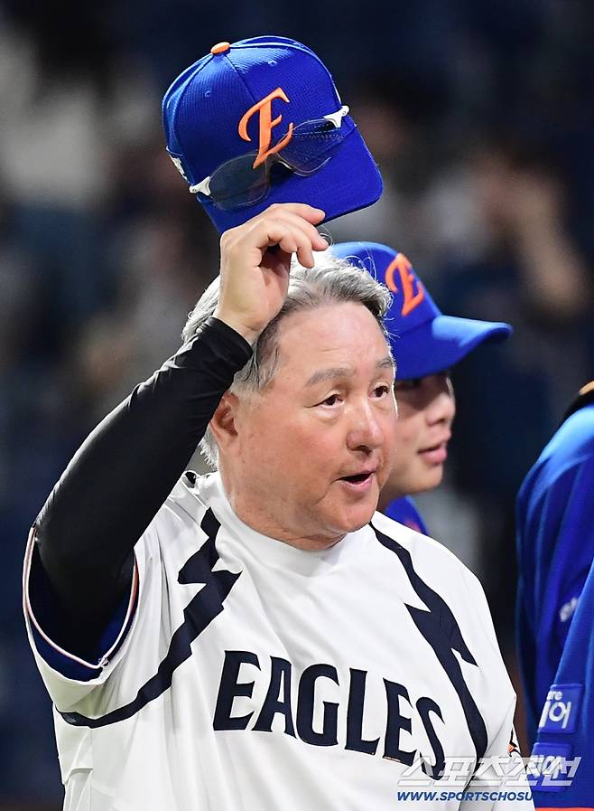 15일 창원NC파크에서 열린 NC와 한화의 경기. 한화가 NC에 승리하며 5연승을 질주했다. 팬들에게 인사를 건네는 김경문 감독. 창원=송정헌 기자songs@sportschosun.com/2025.08.15/