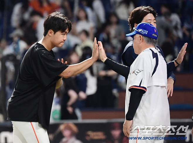 15일 창원NC파크에서 열린 NC와 한화의 경기. 한화가 NC에 승리하며 5연승을 질주했다. 경기 종류 후 정우주와 하이파이브를 나누고 있는 김경문 감독. 창원=송정헌 기자songs@sportschosun.com/2025.08.15/