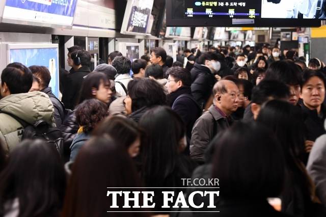 14일 정치권에 따르면 한국 자살률은 20년째 경제협력개발기구(OECD) 중 1위로 2000년 이후 더 나빠지고 있지만 자살 원인 분석을 위한 데이터가 미흡한 것으로 나타났다. 자살률이 줄어드는 주요 선진국들은 자살을 예방하기 위해 국가 차원 종합대책을 수립하고 지역사회 중심으로 대응하고 있다. 사진은 지난 1월 5일 서울 용산구 서울역 4호선 승강장에서 시민들이 열차를 탑승하는 모습. /사진=서예원 기자