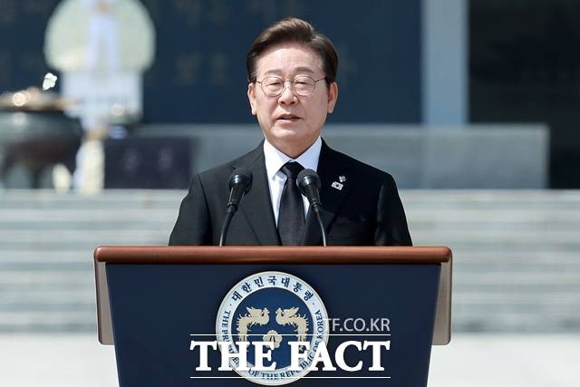 이재명 대통령은 15일 광복절을 맞아 "현재 북측의 체제를 존중하고, 어떠한 형태의 흡수통일도 추구하지 않을 것이며 일체의 적대행위를 할 뜻도 없음을 분명히 밝힌다"고 강조했다. 이 대통령이 6월 6일 서울 동작구 국립서울현충원에서 열린 제70회 현충일 추념식에서 추념사를 하고 있다. /뉴시스