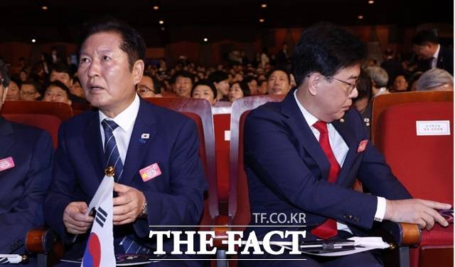 정청래 더불어민주당 대표와 송언석 국민의힘 비상대책위원장이 15일 서울 종로구 세종문화회관에서 열린 제80주년 광복절 경축식에 참석하고 있다. /뉴시스