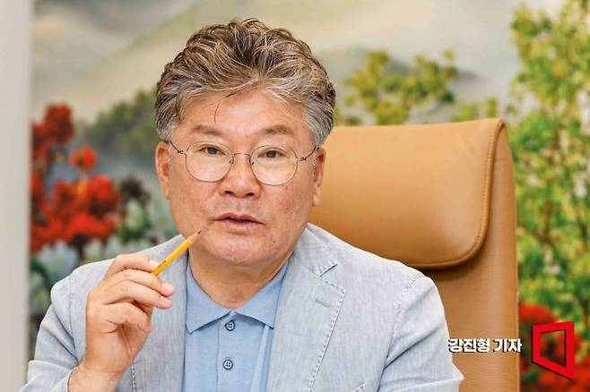 장세일 전남 영광군수가 20일 전남 영광군청에서 인터뷰 하고 있다. 강진형 기자
