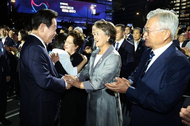 이재명 대통령이 문재인 전 대통령, 김정숙 여사와 15일 서울 광화문광장에서 열린 제21대 대통령 국민임명식 행사에서 인사하고 있다. 연합뉴스
