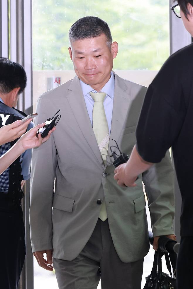 김동혁 전 국방부 검찰단장이 15일 피의자 신분으로 조사받기 위해 서울 서초구 순직 해병 특검 사무실에 출석하고 있다. /연합뉴스