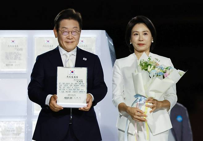 이재명 대통령이 15일 서울 세종대로 광화문광장에서 열린 제21대 대통령 국민임명식 '광복 80년, 국민주권으로 미래를 세우다' 행사에서 임명장을 들어 보이고 있다. /뉴시스