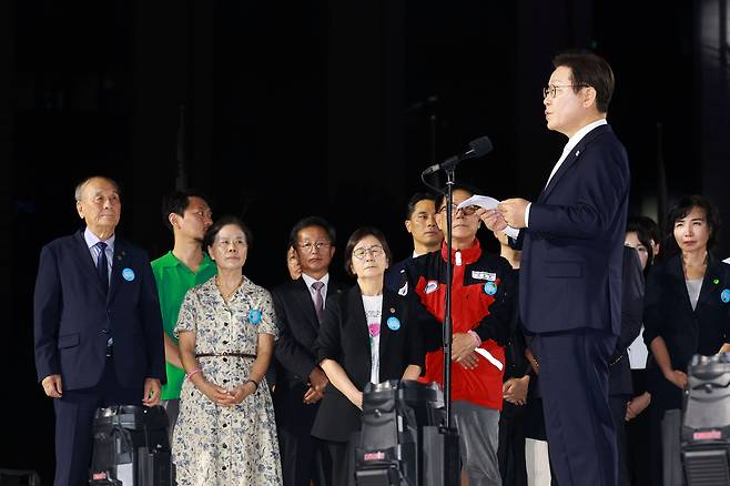 이재명 대통령이 15일 서울 세종대로 광화문광장에서 열린 제21대 대통령 국민임명식 '광복 80년, 국민주권으로 미래를 세우다' 행사에서 감사 인사를 하고 있다./뉴시스