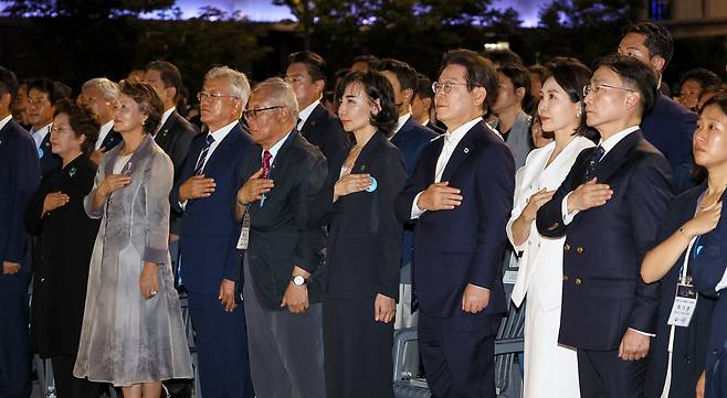 이재명 대통령과 김혜경 여사가 15일 서울 세종대로 광화문광장에서 열린 제21대 대통령 국민임명식 '광복 80년, 국민주권으로 미래를 세우다' 행사에서 참석자들과 국민의례를 하고 있다./뉴시스