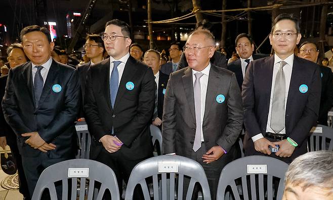 신동빈(왼쪽부터) 롯데그룹 회장, 구광모 LG그룹 회장, 정의선 현대차그룹 회장, 이재용 삼성전자 회장이 15일 서울 세종대로 광화문광장에서 열린 제21대 대통령 국민임명식 '광복 80년, 국민주권으로 미래를 세우다' 행사에 참석해 있다./뉴시스