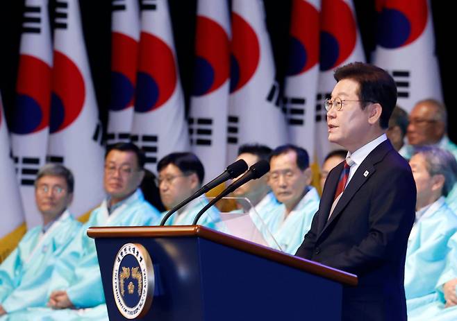 이재명 대통령이 15일 서울 세종문화회관에서 열린 80주년 광복절 경축식에서 경축사를 하고 있다. /연합뉴스
