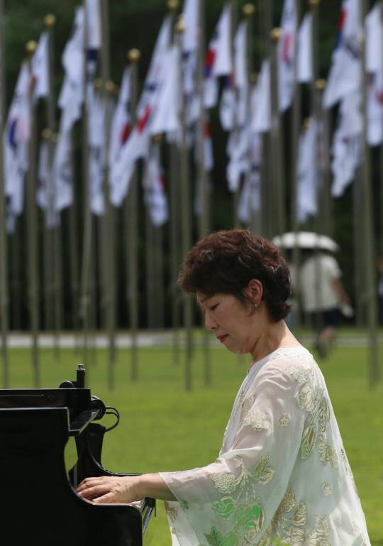 15일 백혜선 피아니스트가 독립기념관에서 연주를 하고 있다. 윤평호 기자
