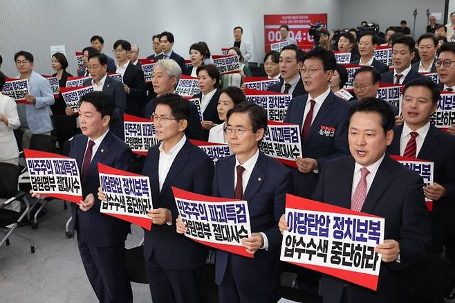 국민의힘 장동혁·조경태·김문수·안철수 당대표 후보(오른쪽부터)들과 참석자들이 14일 오후 국민의힘 중앙당사에서 열린 8·22 전당대회 수도권·강원·제주 합동연설회에서 특검의 야당탄압을 규탄하는 피켓을 들고 있다. ⓒ뉴시스