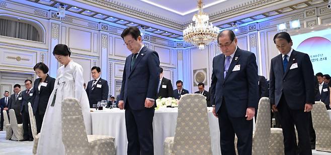 이재명 대통령이 광복절을 하루 앞둔 14일 청와대 영빈관에서 열린 ‘광복 80주년, 대통령의 초대’ 행사에서 묵념을 하고 있다. 이 대통령은 이날 독립유공자 후손 등 80여 명을 초청해 오찬을 가졌다. 대통령실사진기자단