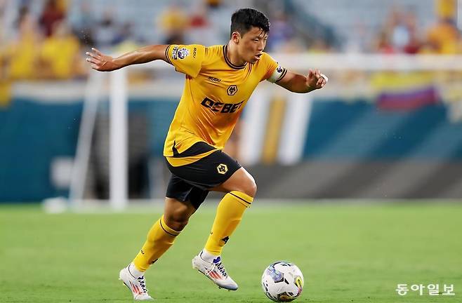 잉글랜드 프리미어리그(EPL) 울버햄프턴의 ‘황소’ 황희찬이 드리블하는 모습. 황희찬 인스타그램 캡처