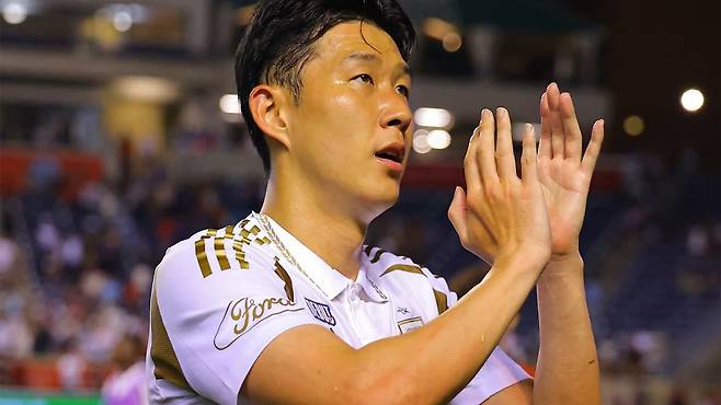 미국 메이저리그사커(MLS) 로스앤젤레스(LA) FC의 손흥민이 10일 시카고와의 방문경기(2-2·무승부)에서 MLS 데뷔전을 치른 뒤 팬들에게 인사하고 있다. 사진 출처 LA FC X