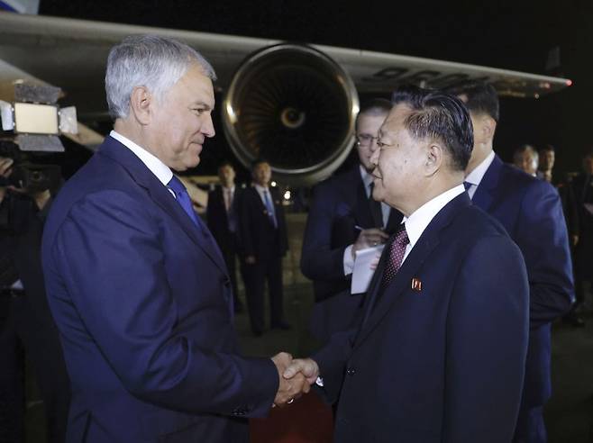 [평양=AP/뉴시스] 러시아 국가두마(하원)가 제공한 사진에 뱌체슬라프 볼로딘(왼쪽) 러시아 하원의장이 14일 북한 평양 국제공항에 도착해 영접 나온 최룡해 조선 최고인민회의 상임위원회 위원장과 악수하고 있다. 뉴시스