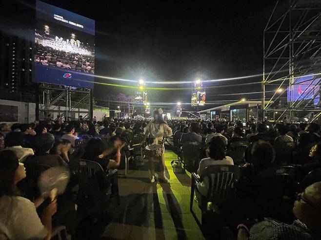 광복 80주년인 15일 저녁 서울 광화문광장에서 열린 제21대 대통령 국민임명식 '광복 80주년, 국민주권으로 미래를 세우다' 행사장에서 공연단의 북소리에 맞춰 참석자들이 행사를 즐기는 모습. /사진=서윤경 기자