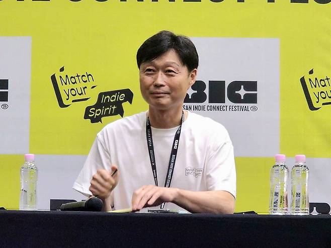 질의응답을 이어가는 주 위원장