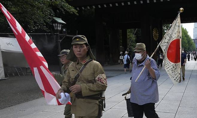 파일-일본이 제2차 세계대전 패전 79주년을 맞이하는 2024년 8월 15일, 일본 도쿄에서 구식 군복을 입은 사람들이 일본의 전몰자를 기리는 야스쿠니 신사 본전을 향해 걸어가고 있다. AP 연합뉴스