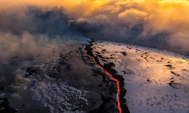 한겨울에 분출한 이탈리아 애트나산을 항공촬영한 사진 ‘원소들의 춤’이 자연 사진 공모전 ‘빅픽처’의 올해 인기상을 차지했다. Philipp Egger | Big picture People’s Choice