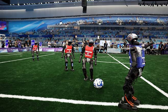 15일(현지시각) 제1회 세계 휴머노이드 로봇 게임에서 로봇들이 5대 5 축구 경기를 하고 있다. 베이징/로이터 연합뉴스