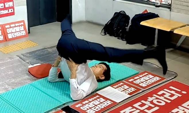 김문수 국민의힘 당 대표 후보가 15일 여의도 중앙당사 1층에서 무기한 농성 중 스트레칭을 하는 모습. 유튜브 김문수 티브이(TV) 갈무리