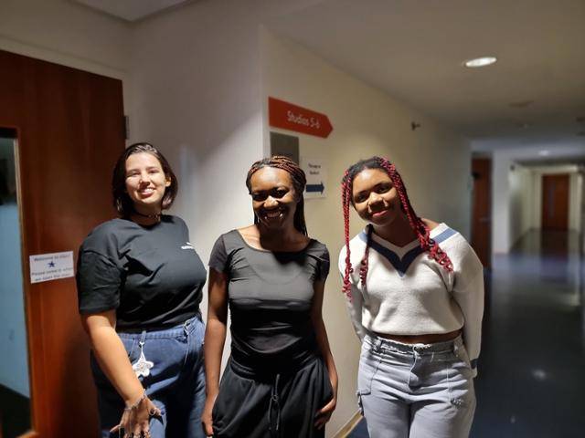 지난달 19일 미국 메릴랜드주 베데스다 소재 이미지네이션 스테이지에서 발표회 시작 전 만난 ‘K팝 아카데미’ 수강생들. 왼쪽부터 에이미 모스, 엘라 은지에이-모코냐, 레이건 닉스. 베데스다=권경성 특파원