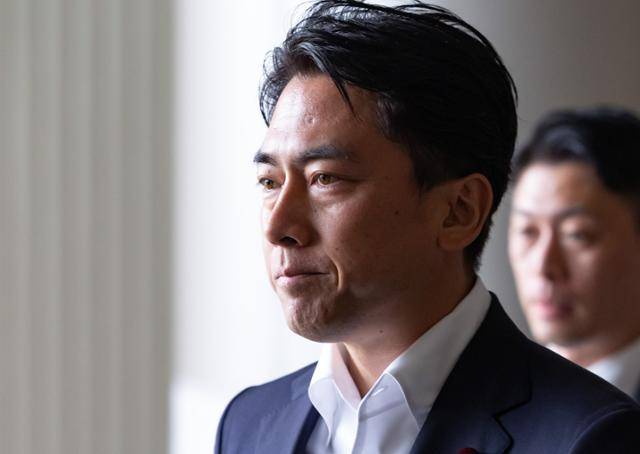 고이즈미 신지로 일본 농림수산장관이 지난 9일 한중일 농업장관회의 등에 참석차 김포국제공항을 통해 입국하고 있다. 뉴시스