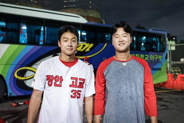 장안고 투수로 활약 중인 형제 김강연(왼쪽)과 김휘연이 14일 서울 구의구장에서 열린 제53회 봉황대기 전국고교야구대회 대구상원고전에서 1-0 승리를 합작한 후 기념 촬영을 하고 있다. 인스타그램 alrededor_magia 제공