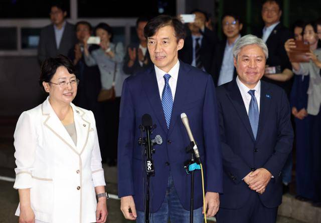 조국 전 조국혁신당 대표가 15일 서울 구로구 서울남부교도소에서 광복절 특사로 출소하며 대국민 인사를 하고 있다. 왼쪽부터 김선민 대표 권한대행, 조 전 대표, 서왕진 원내대표. 뉴시스