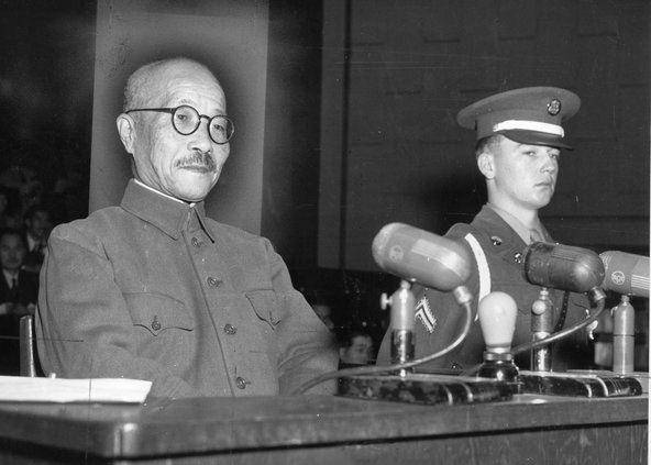 1947년 12월 태평양전쟁을 일으킨 도조 히데키(왼쪽)가 극동국제군사재판(도쿄재판) 피고석에 앉아 있다. 그는 이듬해 12월 23일 교수형 당했다. 한국일보 자료사진