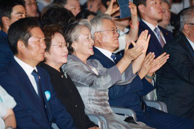 정청래(왼쪽부터) 더불어민주당 대표, 노무현 전 대통령 부인 권양숙 여사, 문재인 전 대통령 부인 김정숙 여사, 문 전 대통령이 15일 서울 세종대로 광화문광장에서 열린 제21대 대통령 국민임명식 '광복 80년, 국민주권으로 미래를 세우다' 행사에 참석해 앉아 있다. 연합뉴스