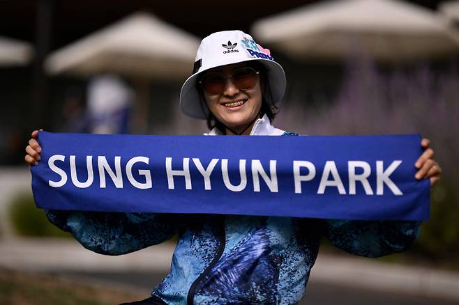 <yonhap photo-1992=""> PORTLAND, OREGON - AUGUST 14: A fan holds a sign in support of Sung Hyun Park of South Korea on the 18th hole during the first round of The Standard Portland Classic 2025 at Columbia Edgewater Country Club on August 14, 2025 in Portland, Oregon. Orlando Ramirez/Getty Images/AFP (Photo by Orlando Ramirez / GETTY IMAGES NORTH AMERICA / Getty Images via AFP)/2025-08-15 09:29:42/ <저작권자 ⓒ 1980-2025 ㈜연합뉴스. 무단 전재 재배포 금지, AI 학습 및 활용 금지></yonhap>