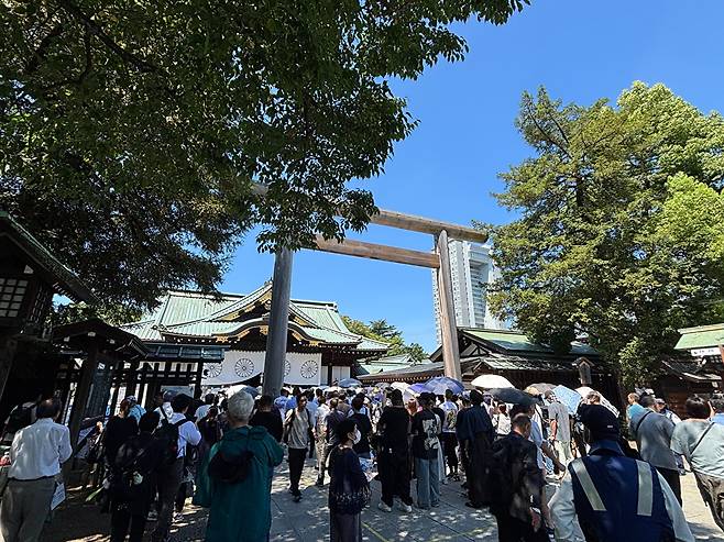 일본이 패전 80년을 맞은 15일 도쿄 야스쿠니신사에 일본 시민들의 참배 행렬이 이어지고 있다. 야스쿠니신사에는 태평양전쟁 A급 전범이 합사돼 있다. 2025.8.15 [사진=연합뉴스]